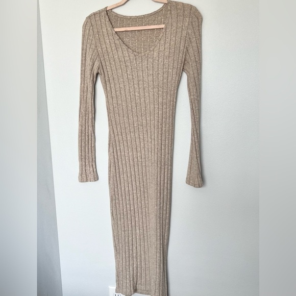 Dresses & Skirts - ‼️⛔️SOLD‼️⛔️Bodycon sweater dress‎ midi
